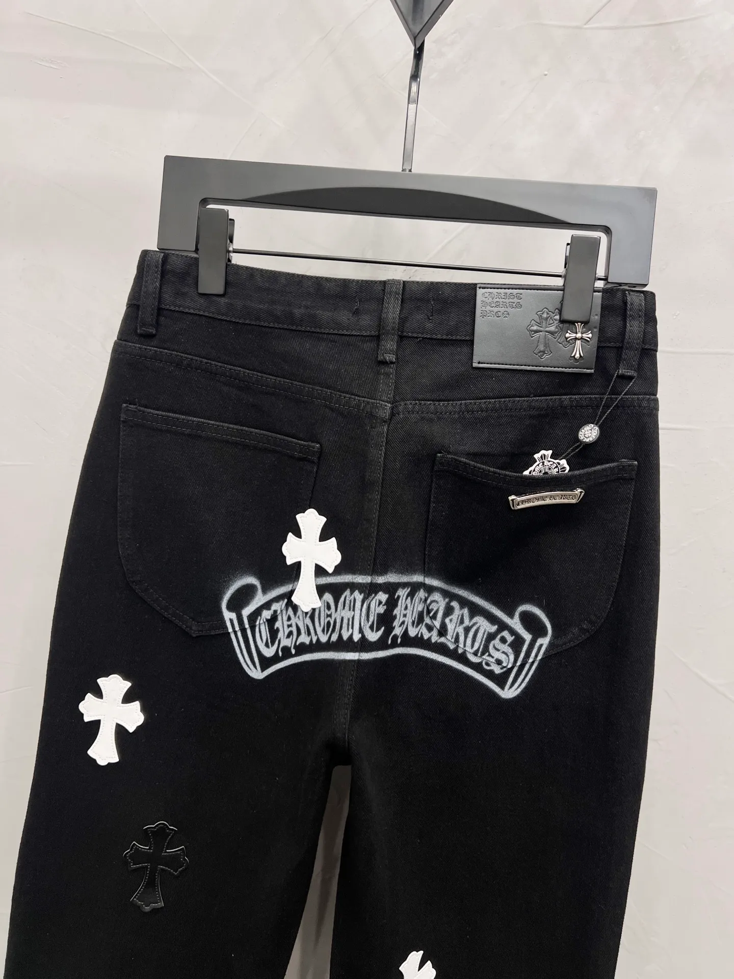 P240 Style number: [M1800] Chrome hearts & Chrome hearts 25ss black and white leather cross patch jeans CH Chrome hearts double knee cross patch leather bo1 version straight work pants B136 Chrome hearts Sanskrit overalls Price 24W level, patched cross flower embellishment, high waist washed jeans! ! Absolutely high-end luxury products, 1.9W level god-level single products, super popular products, made by top heavy industry, not to be missed. About Zangyin, this is an extremely luxurious fashion brand, which can also be called the nobles of the high street. It has always been an exclusive brand of some hipsters or rich second generation. Compared with ordinary high streets, it is more luxurious and noble. Compared with luxury brands, it has a more fashionable personality and has always been a brand that I have a special liking for. Imported yarn is custom-woven into a high-density twill canvas. While ensuring a crisp silhouette, the fabric feels very delicate. It follows the B01 classic silhouette. The upper body is crisp and stylish. The ready-made garments are stone-ground and fermented and can be matched with any style. Buttons and zinc-drawn washables are genuine YKK retro metal products. Double-layered canvas on the front. Perfect details. All hardware is perfect. Size: 28-30-32-34-36 Color: Black